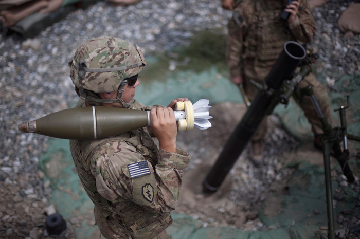 Binh nhì Chad Payton, 21 tuổi, chuẩn bị nạp quả đạn 120mm để bắn hỗ trợ cho một tiền đồn của quân đội Afghanistan bị phiến quân tấn công ở Kunar, 14/09/2011. Binh nhì Chad Payton, 21 tuổi, chuẩn bị nạp quả đạn 120mm để bắn hỗ trợ cho một tiền đồn của quân đội Afghanistan bị phiến quân tấn công ở Kunar, 14/09/2011.