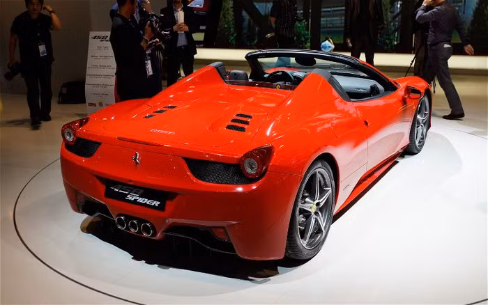 Một sự thay đổi khác nữa trên thiết kế của 458 Spider là Ferrari đã điều chỉnh sơ đồ động cơ, hệ thống giảm xóc và âm thanh động cơ nhằm đảm bảo hiệu suất tối ưu mà không làm ảnh hưởng đến trải nghiệm lái xe. Cuối cùng, tất cả những thay đổi trên 458 Spider đã khiến xe nặng hơn 1 chút so với phiên bản mui cứng 458 Italia. Phiên bản 458 Spider có trọng lượng khoảng 1,430 tấn trong khi phiên bản cũ là 1,379 tấn.