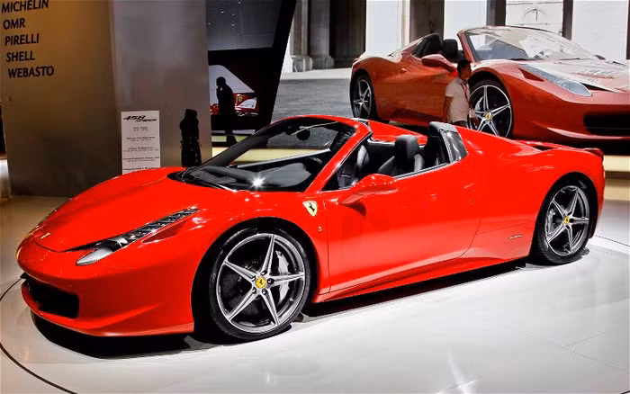 Về sức mạnh, Ferrari 458 Spider vẫn sử dụng động cơ V8 4.5 lít tương tự phiên bản 458 Italia mui cứng. Động cơ cho công suất 570 mã lực ở tốc độ vòng quay 9000 rpm; mô-men xoắn đạt 542 Nm ở tốc độ vòng quay 6000 rpm với hộp số 7 cấp ly hợp kép và bộ phân tốc điện tử. Sức mạnh động cơ cho phép 458 Spider tăng tốc từ 0 đến 100 km/h chỉ chưa đến 3,4 giây và tốc độ tối đa có thể lên đến 318 km/h.