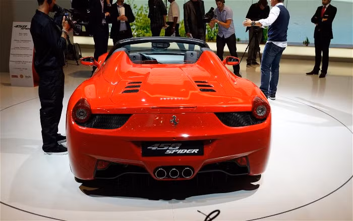 Đầu xe có thiết kế "không lẫn vào đâu" của Ferrari nhưng phần đuôi được tỉnh chỉnh lại đôi chút nhằm tương thích với thiết kế khí động học, điển hình như việc tối ưu hóa dòng khí hướng thẳng đến các ống làm mát, bộ làm mát dầu máy và hộp số. Kính chắn gió cũng được thiết kế lại, luồng gió bên ngoài không gây giao thoa trong cabin qua đó hành khách có thể thoải mái hội thoại mà âm thanh không bị nhiễu.