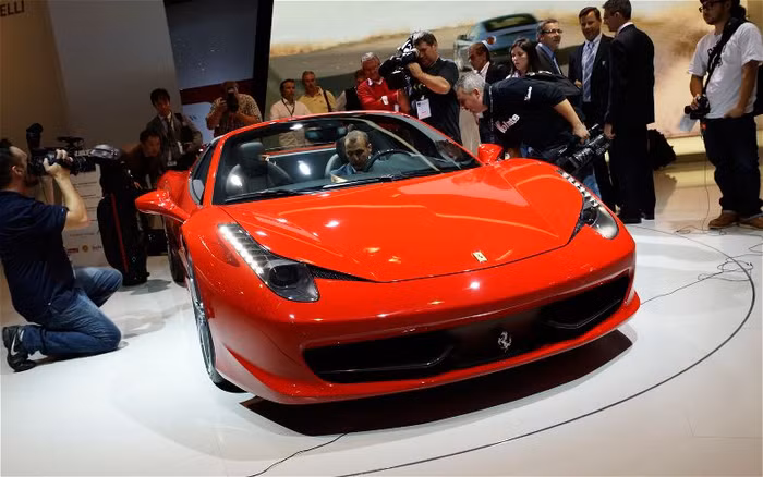 Mặc dù đã được giới thiệu cách đây không lâu tại quê nhà nhưng Ferrari 458 Spider vẫn là một trong những tâm điểm tại triển lãm xe hơi Frankfurt năm nay. Đây là lần ra mắt chính thức của 458 Spider trước công chúng và những fan hâm mộ Ferrari chỉ còn phải chờ đến thời điểm mẫu xe được bán ra chính thức. Ferrari 458 Spider vẫn mang trên mình vẻ đẹp vốn có của nhà sản xuất siêu xe Ý với những đường nét mềm mại pha hầm hố, sắc đỏ đặc trưng và logo ngựa nhảy quen thuộc.