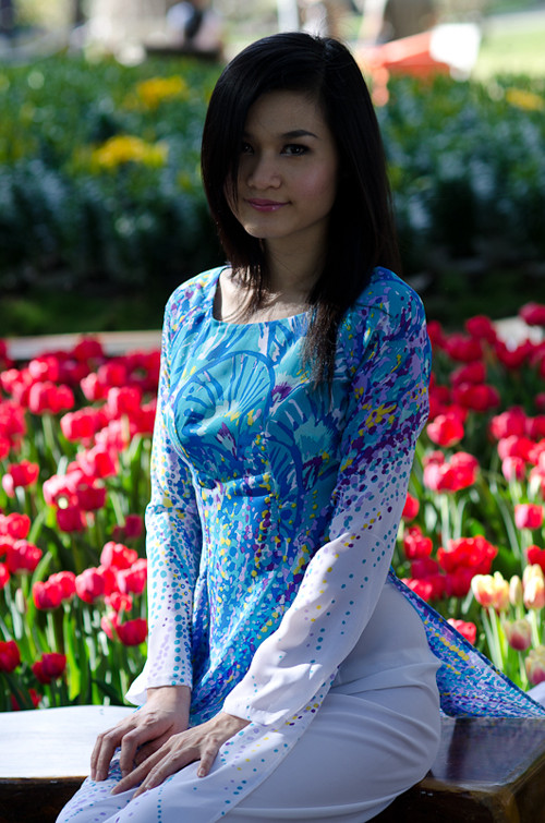 Để có hiệu quả ven tốt và tránh nheo mắt khi bị mặt trời chiếu thẳng, ta thường xếp mẫu xoay lưng về phía ánh sáng, và như vậy khuôn mặt sẽ bị tối tương đối. Nhiệm vụ của tấm phản quang là bù sáng cho phần sấp bóng. (Không hắt sáng)