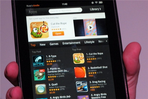 Kindle App Store Kindle Fire tuyên bố pin “chịu” được 8 giờ cho việc đọc, hay 7,5 giờ để xem video trong chế độ tắt Wi-Fi. Ứng dụng email tích hợp sẵn, và bạn có thể tải về game cũng như các ứng dụng khác Kindle App Store Kindle Fire tuyên bố pin “chịu” được 8 giờ cho việc đọc, hay 7,5 giờ để xem video trong chế độ tắt Wi-Fi. Ứng dụng email tích hợp sẵn, và bạn có thể tải về game cũng như các ứng dụng khác