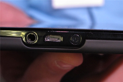 Kindle Fire: cổng kết nối Kindle Fire tích hợp các cổng: Headphone, micro-USB. Ngoài cùng, bên phải là nút khởi động. Kindle Fire: cổng kết nối Kindle Fire tích hợp các cổng: Headphone, micro-USB. Ngoài cùng, bên phải là nút khởi động.