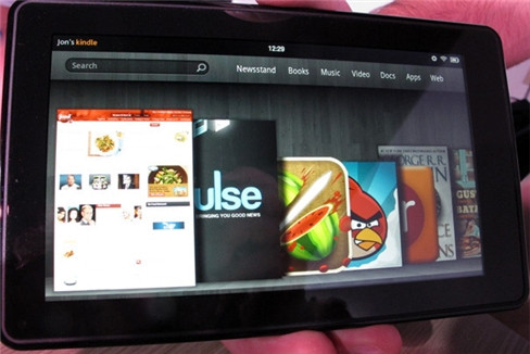 Kindle Fire: thông số kỹ thuật Kindle Fire chạy phiên bản Android của Amazon. Máy sử dụng bộ xử lý 2 nhân, 8GB lưu trữ. Không có camera, không microphone, 3G, hay tính năng GPS. Tất cả là nhằm để Fire có giá thấp. Kindle Fire: thông số kỹ thuật Kindle Fire chạy phiên bản Android của Amazon. Máy sử dụng bộ xử lý 2 nhân, 8GB lưu trữ. Không có camera, không microphone, 3G, hay tính năng GPS. Tất cả là nhằm để Fire có giá thấp.