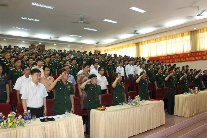 Kết thúc chương trình văn nghệ, toàn thể hội trường làm lễ chào cờ