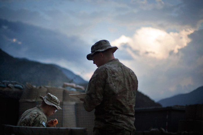 Binh nhì Jason Garcia, đến từ quận Cam, California (trái) và chuyên viên Nathan Deboard, 25 tuổi, đến từ Plano, Texas ăn tối với món mì ống bên ngoài doanh trại ở tiền đồn Monti, Kunar, 15/09/2011. Binh nhì Jason Garcia, đến từ quận Cam, California (trái) và chuyên viên Nathan Deboard, 25 tuổi, đến từ Plano, Texas ăn tối với món mì ống bên ngoài doanh trại ở tiền đồn Monti, Kunar, 15/09/2011.