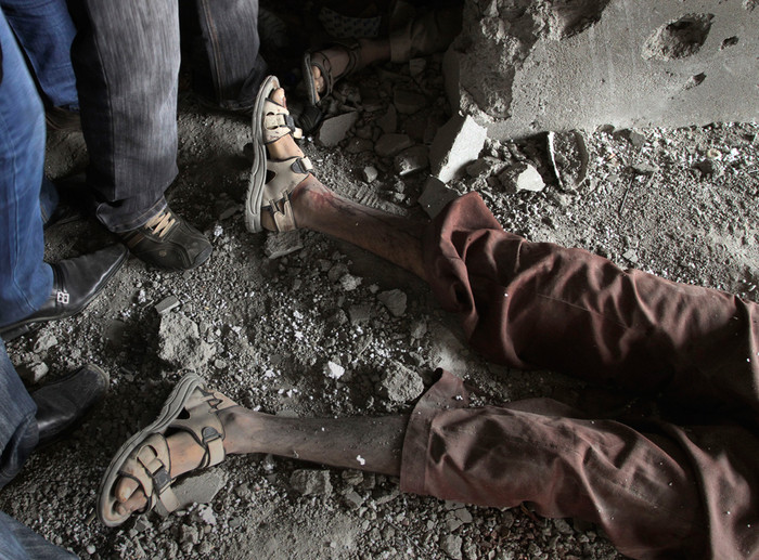 Nhân viên an ninh Afghanistan và giới truyền thông tập trung xung quanh xác chết của một tên phiến quân ở Kabul, 14/09/2011. Nhân viên an ninh Afghanistan và giới truyền thông tập trung xung quanh xác chết của một tên phiến quân ở Kabul, 14/09/2011.