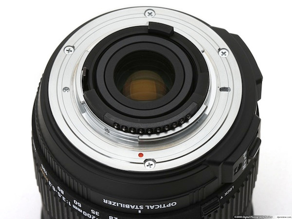 Ngàm ống kính (mount): Ống kính ngàm F của Nikon Trừ một vài trường hợp ngoại lệ thì mỗi nhà sản xuất lại đưa ra các ngàm khác nhau cho máy ảnh của mình. Ngàm đóng vai trò là các chốt khóa ống kính vào máy hình, do vậy bạn không thể đem ống Nikon gắn lên máy Canon hay ngược lại được. Nếu muốn thì ta phải dùng các bộ chuyển đổi nhưng tạm thời sẽ không nhắc đến nó ở đây do các giới hạn khác nhau. Chẳng hạn như nhiều nhà sản xuất cho ra mắt các ngàm chuyển đổi ống kính từ DSLR sang cho máy Four-Thirds nhưng lại gặp 1 vài giới hạn như phải lấy nét tay hoặc lấy nét tự động chậm.... Ngàm ống kính (mount): Ống kính ngàm F của Nikon Trừ một vài trường hợp ngoại lệ thì mỗi nhà sản xuất lại đưa ra các ngàm khác nhau cho máy ảnh của mình. Ngàm đóng vai trò là các chốt khóa ống kính vào máy hình, do vậy bạn không thể đem ống Nikon gắn lên máy Canon hay ngược lại được. Nếu muốn thì ta phải dùng các bộ chuyển đổi nhưng tạm thời sẽ không nhắc đến nó ở đây do các giới hạn khác nhau. Chẳng hạn như nhiều nhà sản xuất cho ra mắt các ngàm chuyển đổi ống kính từ DSLR sang cho máy Four-Thirds nhưng lại gặp 1 vài giới hạn như phải lấy nét tay hoặc lấy nét tự động chậm....