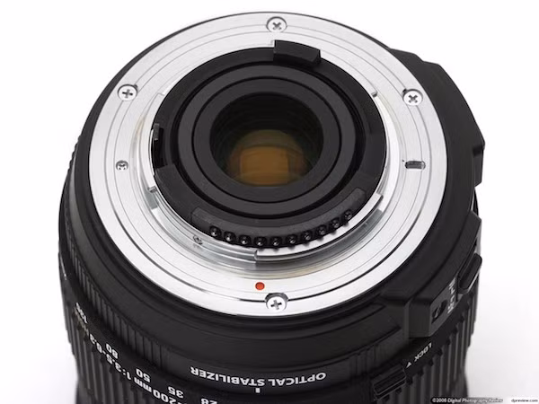 Ngàm ống kính (mount): Ống kính ngàm F của Nikon Trừ một vài trường hợp ngoại lệ thì mỗi nhà sản xuất lại đưa ra các ngàm khác nhau cho máy ảnh của mình. Ngàm đóng vai trò là các chốt khóa ống kính vào máy hình, do vậy bạn không thể đem ống Nikon gắn lên máy Canon hay ngược lại được. Nếu muốn thì ta phải dùng các bộ chuyển đổi nhưng tạm thời sẽ không nhắc đến nó ở đây do các giới hạn khác nhau. Chẳng hạn như nhiều nhà sản xuất cho ra mắt các ngàm chuyển đổi ống kính từ DSLR sang cho máy Four-Thirds nhưng lại gặp 1 vài giới hạn như phải lấy nét tay hoặc lấy nét tự động chậm.... Ngàm ống kính (mount): Ống kính ngàm F của Nikon Trừ một vài trường hợp ngoại lệ thì mỗi nhà sản xuất lại đưa ra các ngàm khác nhau cho máy ảnh của mình. Ngàm đóng vai trò là các chốt khóa ống kính vào máy hình, do vậy bạn không thể đem ống Nikon gắn lên máy Canon hay ngược lại được. Nếu muốn thì ta phải dùng các bộ chuyển đổi nhưng tạm thời sẽ không nhắc đến nó ở đây do các giới hạn khác nhau. Chẳng hạn như nhiều nhà sản xuất cho ra mắt các ngàm chuyển đổi ống kính từ DSLR sang cho máy Four-Thirds nhưng lại gặp 1 vài giới hạn như phải lấy nét tay hoặc lấy nét tự động chậm....