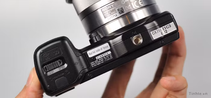 Khe cắm thẻ và pin ở cũng 1 vị trí