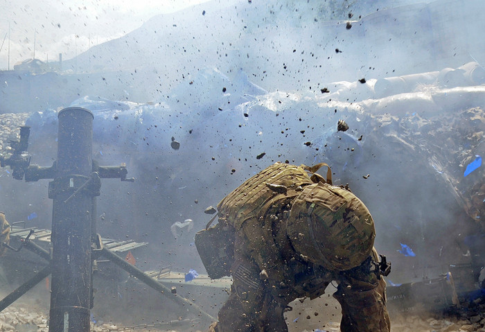 Đất đá văng tung tóe sau khi Gart Kamon bắn quả đạn cối ở tiền đồn Monti, tỉnh Kunar. Đất đá văng tung tóe sau khi Gart Kamon bắn quả đạn cối ở tiền đồn Monti, tỉnh Kunar.