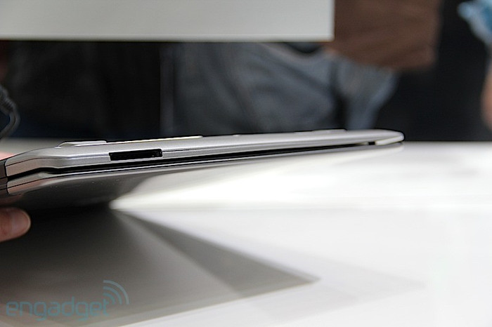 Ngoài ra, máy sử dụng hệ thống Dolby Home Theater v4 cho chất lượng âm thanh cao. Ngoài ra, máy sử dụng hệ thống Dolby Home Theater v4 cho chất lượng âm thanh cao.