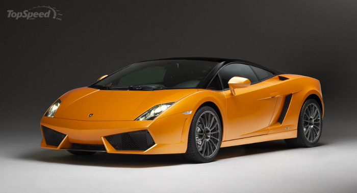 6. Lamborghini Gallardo (2003 đến nay) 5 mẫu xe đầu trên đầu là "hàng khủng" của Lamborghini tại thời điểm nó ra mắt, nhưng nếu nói đến chiếc xe được bán nhiều nhất thì không ai khác hơn chính là Gallardo. Mẫu xe được xếp vào dòng "bò con" (baby Lambor) đã xuất xưởng được hơn 10.000 chiếc. Vì là "bò con" nên Gallardo có thiết kế hiền lành nhất trong gia đình Lamborghini. Xe có 2 chỗ ngồi, kiểu dáng gọn, ít các chi tiết hầm hố hơn Murciélago hay Aventador. Kiểu cửa xe cắt kéo nổi tiếng cũng không được sử dụng trên Gallardo, khiến cho những ai muốn thưởng thức trải nghiệm đó buộc phải độ chú Gallardo của mình lên. 6. Lamborghini Gallardo (2003 đến nay) 5 mẫu xe đầu trên đầu là "hàng khủng" của Lamborghini tại thời điểm nó ra mắt, nhưng nếu nói đến chiếc xe được bán nhiều nhất thì không ai khác hơn chính là Gallardo. Mẫu xe được xếp vào dòng "bò con" (baby Lambor) đã xuất xưởng được hơn 10.000 chiếc. Vì là "bò con" nên Gallardo có thiết kế hiền lành nhất trong gia đình Lamborghini. Xe có 2 chỗ ngồi, kiểu dáng gọn, ít các chi tiết hầm hố hơn Murciélago hay Aventador. Kiểu cửa xe cắt kéo nổi tiếng cũng không được sử dụng trên Gallardo, khiến cho những ai muốn thưởng thức trải nghiệm đó buộc phải độ chú Gallardo của mình lên.