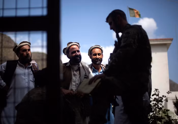 Người dân nói chuyện với trung úy thứ hai Andrew Ferrara trong buổi gặp gỡ ở Shigal, 15/09/2011.