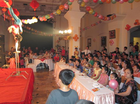 Bầu không khí được lắng động lại khi các khán giả nhỏ nín thở theo dõi các nghệ sĩ biểu diễn xiếc Bầu không khí được lắng động lại khi các khán giả nhỏ nín thở theo dõi các nghệ sĩ biểu diễn xiếc