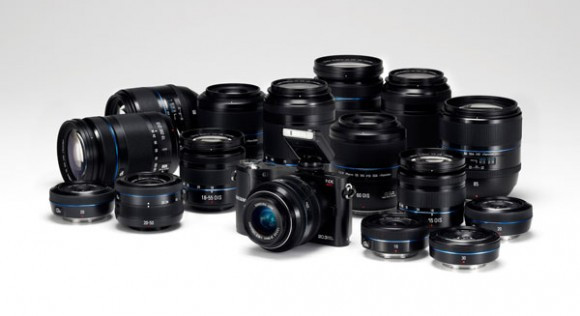 NX200 sẽ có giá 900 USD cho thân máy kèm ống kit 18mm-55mm và được bán ra vào tháng 10. NX200 sẽ có giá 900 USD cho thân máy kèm ống kit 18mm-55mm và được bán ra vào tháng 10.