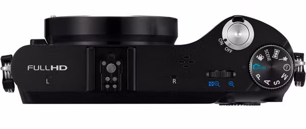 Dải ISO rộng từ 100 đến 12800 với bảy mức cho phép người dùng nâng cao khả năng chụp trong đêm. NX200 tương thích với các ống kính i-Function. Đây là tính năng tự động điều chỉnh thông số của ảnh mà người dùng không cần rời tay khỏi máy.