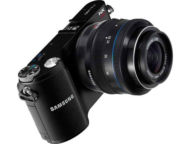 Máy sử dụng màn hình AMOLED có kích thước 3", tốc độ cửa chập từ 1/4000 cho đến 30 giây. 3 ống kính mới thuộc các dải tiêu cự 18-200mm, 16mm, 60mm và 85mm cũng được Samsung giới thiệu trong dịp này. Chúng hỗ trợ tính năng i-Function phiên bản 2.0 với nhiều bộ lọc thông minh. i-Function 2.0 có thể truy cập từ máy ảnh thông qua chế độ Lens Priority. Máy sử dụng màn hình AMOLED có kích thước 3", tốc độ cửa chập từ 1/4000 cho đến 30 giây. 3 ống kính mới thuộc các dải tiêu cự 18-200mm, 16mm, 60mm và 85mm cũng được Samsung giới thiệu trong dịp này. Chúng hỗ trợ tính năng i-Function phiên bản 2.0 với nhiều bộ lọc thông minh. i-Function 2.0 có thể truy cập từ máy ảnh thông qua chế độ Lens Priority.