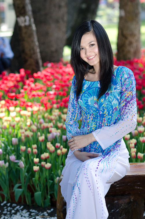 Hắt sáng hơi mạnh quá gây dư sáng ở gò má.