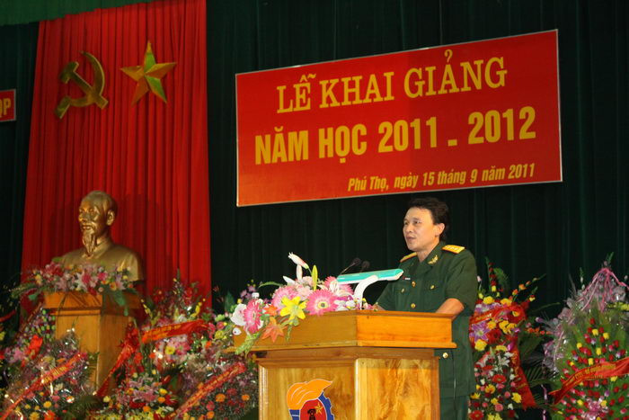 Thượng tá Trần Quang Bình - Phó trưởng khoa Cơ bản Cơ sở đại diện cho các giáo viên cam kết sẽ hoàn thành công tác dạy tốt