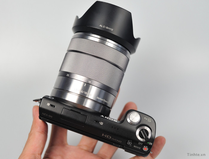 Đỉnh NEX-5N có loa, micro stereo, nút nguồn, nút chụp hình, quay phim, play Đỉnh NEX-5N có loa, micro stereo, nút nguồn, nút chụp hình, quay phim, play
