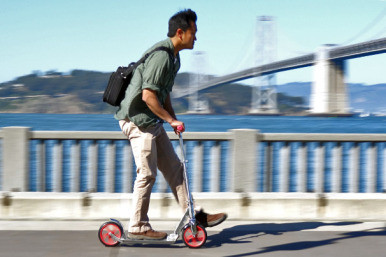 Chỉnh tốc độ trập nhanh để chiếc cầu có thể được nhìn thấy ở hậu cảnh. Chỉnh tốc độ trập nhanh để chiếc cầu có thể được nhìn thấy ở hậu cảnh.