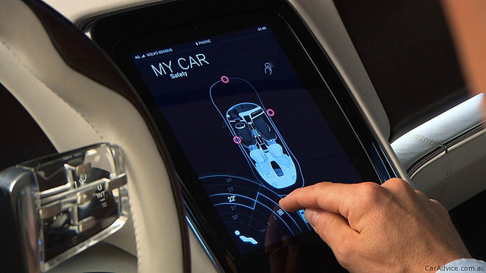 Màn hình này sẽ nằm trong chế độ sleep chỉ đến khi lái xe "nhìn" vào nó. Một camera hồng ngoại sẽ theo dõi chuyển động của đôi mắt và qua đó cho phép tài xế kiểm soát thông tin hiển thị trên màn hình. Một cảm biến khác tiếp nhận chuyển động của bàn tay sẽ cho phép thực hiện các công việc khác như truy cập Internet. Volvo cho biết hệ thống này "đủ thông minh" để phân biệt đâu là tài xế và đâu là hành khách. Vì vậy, hoạt động của hành khách sẽ không gây ảnh hưởng đến tài xế. Màn hình này sẽ nằm trong chế độ sleep chỉ đến khi lái xe "nhìn" vào nó. Một camera hồng ngoại sẽ theo dõi chuyển động của đôi mắt và qua đó cho phép tài xế kiểm soát thông tin hiển thị trên màn hình. Một cảm biến khác tiếp nhận chuyển động của bàn tay sẽ cho phép thực hiện các công việc khác như truy cập Internet. Volvo cho biết hệ thống này "đủ thông minh" để phân biệt đâu là tài xế và đâu là hành khách. Vì vậy, hoạt động của hành khách sẽ không gây ảnh hưởng đến tài xế.