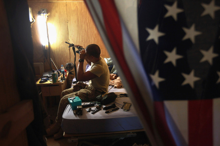 Binh nhất Natan Martinez lau súng trong căn phòng của anh ở đài quan sát Mustang, Afghanistan. Binh nhất Natan Martinez lau súng trong căn phòng của anh ở đài quan sát Mustang, Afghanistan.