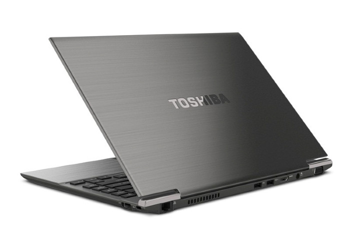 Máy sở hữu màn hình 13" độ phân giải, camera 1.3 megapixel, một cổng USB 3.0, hai cổng USB 2.0. Các cổng USB này đều hỗ trợ tính năng Sleep And Charge cho phép sạc thiết bị ngoài ngay cả khi đã tắt máy.