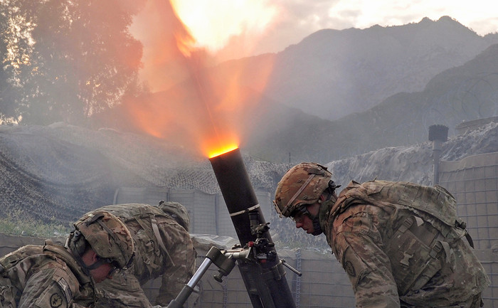 Quả đạn cối vừa rời khỏi họng súng, để lại một quầng sáng đỏ. Quả đạn cối vừa rời khỏi họng súng, để lại một quầng sáng đỏ.