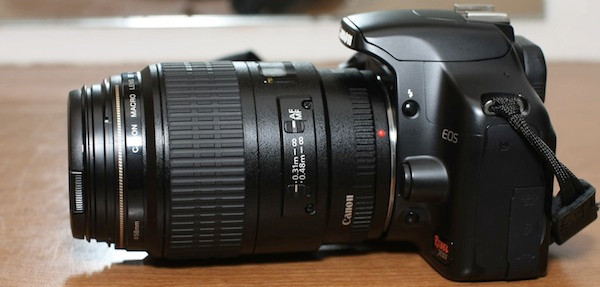 Ống kính Macro: Canon macro 100mm F2.8 Macro thường dùng để chỉ các ống kính có khả năng lấy nét ở khoảng cách gần so với chủ thể, thích hợp để chụp hoa hay côn trùng. Có nhiều nhà sản xuất thêm chữ macro vào tên ống kính zoom của họ nhằm nhấn mạnh rằng nó có thể lấy nét gần hơn so với các ống kính tương đương. Tuy vậy, 1 ống kính macro thật sự phải là ống kính fix. Các ống có tiêu cự xa hơn thì tầm lấy nét tối thiểu sẽ xa hơn ống tiêu cự ngắn, Nikon gọi loại ống này là Micro thay cho Macro. Ống kính Macro: Canon macro 100mm F2.8 Macro thường dùng để chỉ các ống kính có khả năng lấy nét ở khoảng cách gần so với chủ thể, thích hợp để chụp hoa hay côn trùng. Có nhiều nhà sản xuất thêm chữ macro vào tên ống kính zoom của họ nhằm nhấn mạnh rằng nó có thể lấy nét gần hơn so với các ống kính tương đương. Tuy vậy, 1 ống kính macro thật sự phải là ống kính fix. Các ống có tiêu cự xa hơn thì tầm lấy nét tối thiểu sẽ xa hơn ống tiêu cự ngắn, Nikon gọi loại ống này là Micro thay cho Macro.