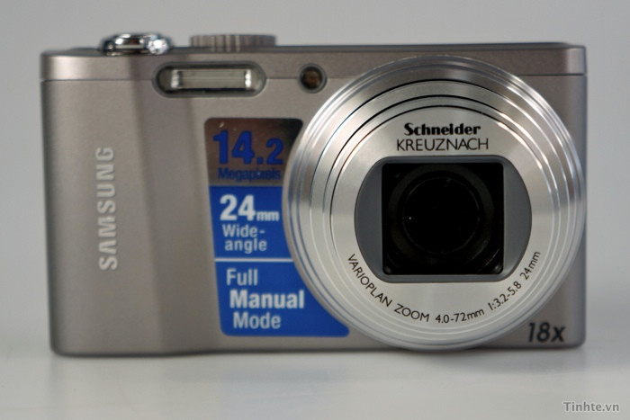 Tuy thuộc dòng máy ngắm và chụp nhưng WB700 cũng gây ấn tượng bởi dải zoom cực rộng của Schneider KREUZNACH tương đương 24-432mm. Với ống kính tương đương 24mm này thì bạn có thể chụp được khá nhiều hình ảnh đời thường đấy. Ấn tượng là tuy dải zoom dài như thế nhưng ống kính WB700 lại khá nhỏ gọn, khi zoom tối đa có kích thước gần bằng 14-42mm của các máy m4/3. Tuy thuộc dòng máy ngắm và chụp nhưng WB700 cũng gây ấn tượng bởi dải zoom cực rộng của Schneider KREUZNACH tương đương 24-432mm. Với ống kính tương đương 24mm này thì bạn có thể chụp được khá nhiều hình ảnh đời thường đấy. Ấn tượng là tuy dải zoom dài như thế nhưng ống kính WB700 lại khá nhỏ gọn, khi zoom tối đa có kích thước gần bằng 14-42mm của các máy m4/3.