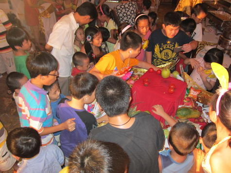 Bữa tiệc đã được kết thúc trọn vẹn với màn tranh nhau phá cỗ của các em nhỏ Bữa tiệc đã được kết thúc trọn vẹn với màn tranh nhau phá cỗ của các em nhỏ