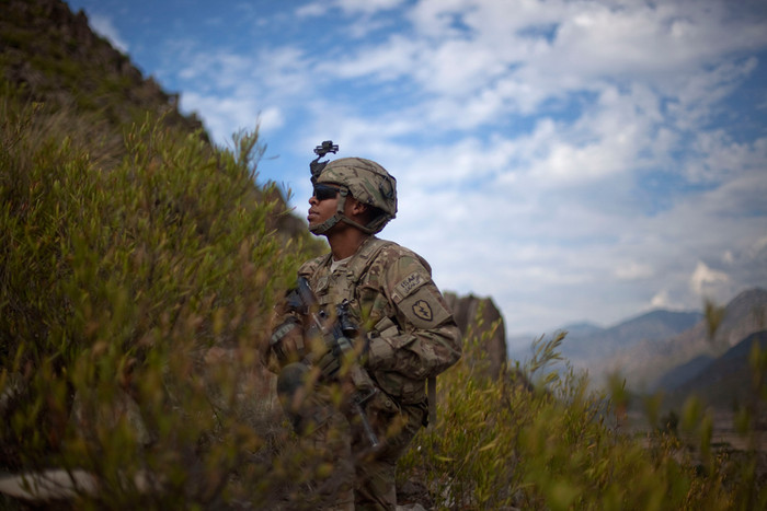 Binh nhất Garrick Carlton, 21 tuổi, đến từ Sacramento, California, tuần tra trên núi để tìm kiếm nơi trú ẩn của phiến quân ở tỉnh Kunar. Binh nhất Garrick Carlton, 21 tuổi, đến từ Sacramento, California, tuần tra trên núi để tìm kiếm nơi trú ẩn của phiến quân ở tỉnh Kunar.