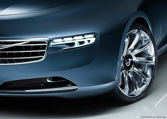 Trong khi đó, bộ la-zăng 21", lưới hút gió và đèn pha mô phỏng những "cục nước đá" đều được phát thảo dưới bàn tay của nhà thiết kế Đan Mạch - Georg Jensen. Trong khi đó, bộ la-zăng 21", lưới hút gió và đèn pha mô phỏng những "cục nước đá" đều được phát thảo dưới bàn tay của nhà thiết kế Đan Mạch - Georg Jensen.