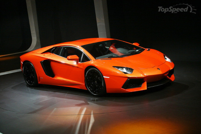 5. Lamborghini Aventador (2011 đến nay) Được giới thiệu tại triễn lãm ô tô Geneva Thụy Sĩ hồi đầu năm, Aventador là thành viên mới nhất trong gia tộc Lamborghini, và là mẫu xe thay thế cho dòng Murciélago nổi tiếng. Ngay sau khi ra mắt, Aventador đã được đặt hàng hết cho năm 2011, và việc giao xe sẽ bắt đầu trong 6 tháng cuối năm. Giá bán đề xuất cho một chiếc Aventador tiêu chuẩn tại Mỹ là 379.700 USD. Aventador LP700-4 sử dụng động cơ V12 6,5 lít, cho công suất 690 mã lực. Với "trái tim" mạnh mẽ như vậy, siêu xe chỉ mất 2,9 giây để tăng tốc từ 0 lên 100 km/h, và đạt vận tốc tối đa ở mức 214 dặm/h (345 km/h). Aventador có mức tiêu thụ nhiêu liệu khoảng 17 lít xăng/100 km. 5. Lamborghini Aventador (2011 đến nay) Được giới thiệu tại triễn lãm ô tô Geneva Thụy Sĩ hồi đầu năm, Aventador là thành viên mới nhất trong gia tộc Lamborghini, và là mẫu xe thay thế cho dòng Murciélago nổi tiếng. Ngay sau khi ra mắt, Aventador đã được đặt hàng hết cho năm 2011, và việc giao xe sẽ bắt đầu trong 6 tháng cuối năm. Giá bán đề xuất cho một chiếc Aventador tiêu chuẩn tại Mỹ là 379.700 USD. Aventador LP700-4 sử dụng động cơ V12 6,5 lít, cho công suất 690 mã lực. Với "trái tim" mạnh mẽ như vậy, siêu xe chỉ mất 2,9 giây để tăng tốc từ 0 lên 100 km/h, và đạt vận tốc tối đa ở mức 214 dặm/h (345 km/h). Aventador có mức tiêu thụ nhiêu liệu khoảng 17 lít xăng/100 km.