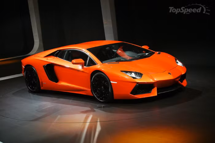 5. Lamborghini Aventador (2011 đến nay) Được giới thiệu tại triễn lãm ô tô Geneva Thụy Sĩ hồi đầu năm, Aventador là thành viên mới nhất trong gia tộc Lamborghini, và là mẫu xe thay thế cho dòng Murciélago nổi tiếng. Ngay sau khi ra mắt, Aventador đã được đặt hàng hết cho năm 2011, và việc giao xe sẽ bắt đầu trong 6 tháng cuối năm. Giá bán đề xuất cho một chiếc Aventador tiêu chuẩn tại Mỹ là 379.700 USD. Aventador LP700-4 sử dụng động cơ V12 6,5 lít, cho công suất 690 mã lực. Với "trái tim" mạnh mẽ như vậy, siêu xe chỉ mất 2,9 giây để tăng tốc từ 0 lên 100 km/h, và đạt vận tốc tối đa ở mức 214 dặm/h (345 km/h). Aventador có mức tiêu thụ nhiêu liệu khoảng 17 lít xăng/100 km.