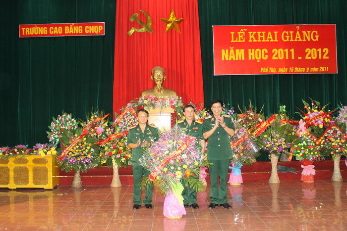 Thiếu tướng Lê Khương Mẽ - Phó Chính ủy Tổng cục Công nghiệp Quốc phòng thay mặt Tổng cục tặng hoa chúc mừng Lễ khai giảng