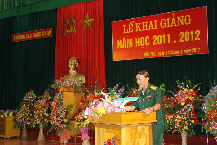 Đại tá, Thạc sĩ Nguyễn Khắc Thắng - Hiệu trưởng trường CĐ CNQP phát biểu khai mạc buổi lễ