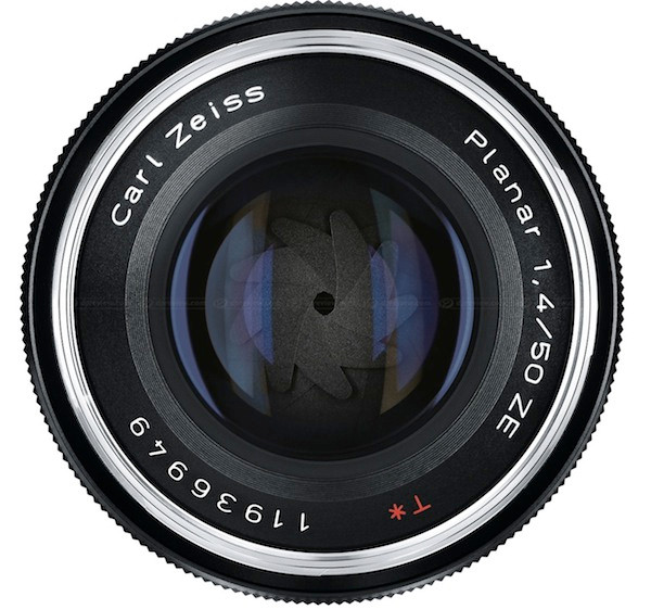 Lấy nét tự động (AF-Auto Focus): Tính năng lấy nét tự động AF là 1 tính năng cực kỳ hữu ích nhưng không phải sự kết hợp nào giữa ống kính và máy ảnh cũng cho ra nó. Motor lấy nét tự động có thể đặt trên thân máy, ống kính hay cả 2. Hơn nữa, dù là trên ống kính thì nó cũng chia làm nhiều loại khác nhau. Có 3 cách chính để auto focus, cách đầu tiên là screw drive, cách thứ 2 là micromotor và cuối cùng là ultrasonic: Screw drive: Đây là phương thức sử dụng motor lấy nét trên thân máy bởi vì ống kính không có motor lấy nét. Phương thức này được các hãng như Nikon, Pentax hay Sony sử dụng khá nhiều trước đây nhưng giờ thì họ nghiêng về chế tạo ống kính có motor lấy nét sẵn hơn. Nếu bạn dùng một máy cấp thấp của Nikon thì hãy lưu ý vì có thể nó sẽ không AF với các ống kính kiểu cũ vì bản thân máy ảnh đó cũng không có motor. Micromotor: Đây là loại hình ống kính sử dụng 1 motor nhỏ phía trong để lấy nét. Những ống kính chế tạo theo kiểu này thường khá rẻ và đến từ cả những nhà sản xuất lớn lẫn các bên thứ 3, đặc biệt là Tamron và Tokina. Hiệu năng AF của dòng micromotor thì tùy thuộc rất nhiều vào nhà sản xuất, từ loại cực kỳ ồn ào, chậm chạp cho đến loại nhanh và im lặng. Ultrasonic: Cao cấp nhất và cũng là loại mắc nhất do các motor siêu âm bảo đảm ống kính lấy nét tốt mà không gây ồn ào. Loại ống kính lấy nét bằng motor siêu âm cũng chia làm 2 loại chính là loại micro rẻ tiền hơn, gần giống micromotor và loại ring mắc tiền. Các ống Ultrasonic củng hỗ trợ đầy đủ tính năng Manual Focus Override. Khi mua ống kính loại này thì bạn phải xem của mình là micro hay ring nhé, các nhà sản xuất ít khi thể hiện rõ điều này. Như thường lệ, tên của các công nghệ lấy nét siêu âm Ultrasonic motors của các nhà sản xuất khác nhau: Canon - Ultrasonic Motor (USM) Nikon - Silent Wave Motor (AF-S) Olympus - Supersonic Wave Drive (SWD) Pentax - Supersonic Drive Motor (SDM) Sigma - Hypersonic Motor (HSM) Sony - Supersonic Wave Motor (SSM) Tamron - Ultrasonic Silent Drive (USD). Lấy nét tự động (AF-Auto Focus): Tính năng lấy nét tự động AF là 1 tính năng cực kỳ hữu ích nhưng không phải sự kết hợp nào giữa ống kính và máy ảnh cũng cho ra nó. Motor lấy nét tự động có thể đặt trên thân máy, ống kính hay cả 2. Hơn nữa, dù là trên ống kính thì nó cũng chia làm nhiều loại khác nhau. Có 3 cách chính để auto focus, cách đầu tiên là screw drive, cách thứ 2 là micromotor và cuối cùng là ultrasonic: Screw drive: Đây là phương thức sử dụng motor lấy nét trên thân máy bởi vì ống kính không có motor lấy nét. Phương thức này được các hãng như Nikon, Pentax hay Sony sử dụng khá nhiều trước đây nhưng giờ thì họ nghiêng về chế tạo ống kính có motor lấy nét sẵn hơn. Nếu bạn dùng một máy cấp thấp của Nikon thì hãy lưu ý vì có thể nó sẽ không AF với các ống kính kiểu cũ vì bản thân máy ảnh đó cũng không có motor. Micromotor: Đây là loại hình ống kính sử dụng 1 motor nhỏ phía trong để lấy nét. Những ống kính chế tạo theo kiểu này thường khá rẻ và đến từ cả những nhà sản xuất lớn lẫn các bên thứ 3, đặc biệt là Tamron và Tokina. Hiệu năng AF của dòng micromotor thì tùy thuộc rất nhiều vào nhà sản xuất, từ loại cực kỳ ồn ào, chậm chạp cho đến loại nhanh và im lặng. Ultrasonic: Cao cấp nhất và cũng là loại mắc nhất do các motor siêu âm bảo đảm ống kính lấy nét tốt mà không gây ồn ào. Loại ống kính lấy nét bằng motor siêu âm cũng chia làm 2 loại chính là loại micro rẻ tiền hơn, gần giống micromotor và loại ring mắc tiền. Các ống Ultrasonic củng hỗ trợ đầy đủ tính năng Manual Focus Override. Khi mua ống kính loại này thì bạn phải xem của mình là micro hay ring nhé, các nhà sản xuất ít khi thể hiện rõ điều này. Như thường lệ, tên của các công nghệ lấy nét siêu âm Ultrasonic motors của các nhà sản xuất khác nhau: Canon - Ultrasonic Motor (USM) Nikon - Silent Wave Motor (AF-S) Olympus - Supersonic Wave Drive (SWD) Pentax - Supersonic Drive Motor (SDM) Sigma - Hypersonic Motor (HSM) Sony - Supersonic Wave Motor (SSM) Tamron - Ultrasonic Silent Drive (USD).