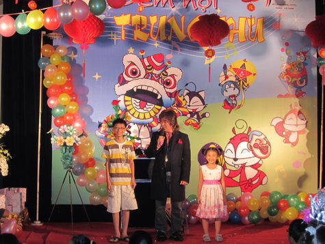 Người được chơi thì vui mừng để lại bao sự tiếc nuối ở các khán giả nhí bên dưới Người được chơi thì vui mừng để lại bao sự tiếc nuối ở các khán giả nhí bên dưới