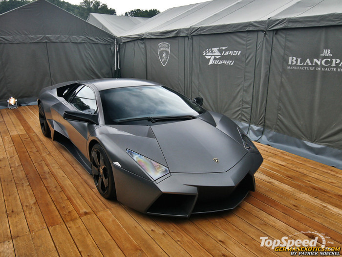 Tháng 3/2006, Lamborghini ra mắt thế hệ Murciélago mới với cái tên đầu tiên: Murciélago LP640. Hai chữ cái LP viết tắt của Longitudinale Posteriore, với ý nghĩa chỉ vị trí đặt của động cơ, còn 640 chính là công suất mà phiên bản này có thể đạt được, 640 mã lực. Giá đề xuất cho Murciélago LP640 tại thị trường Mỹ vào thời điểm đó là 318.000 USD cho phiên bản tiêu chuẩn. Một số phiên bản tiếp theo có thể kể đến là LP640 Versace, LP650-4 Roadster và LP670-4 SuperVeloce (ở Việt Nam hiện tại đang có 1 chiếc Murciélago LP670-4 SV). Năm 2007, tại triễn lãm ô tô Frankfurt ở Đức, Lamborghini đã giới thiệu mẫu xe Reventón, một biến thể của Murciélago. Reventón có thiết kế kỹ thuật và động cơ giống hệt LP640, tuy nhiên ngoại thất được lấy cảm hứng từ máy bay chiến đấu F-22 Raptor của Mỹ. Chỉ có 21 chiếc được sản xuất ra trên toàn thế giới, với mức giá 1,4 triệu USD/chiếc. Tháng 3/2006, Lamborghini ra mắt thế hệ Murciélago mới với cái tên đầu tiên: Murciélago LP640. Hai chữ cái LP viết tắt của Longitudinale Posteriore, với ý nghĩa chỉ vị trí đặt của động cơ, còn 640 chính là công suất mà phiên bản này có thể đạt được, 640 mã lực. Giá đề xuất cho Murciélago LP640 tại thị trường Mỹ vào thời điểm đó là 318.000 USD cho phiên bản tiêu chuẩn. Một số phiên bản tiếp theo có thể kể đến là LP640 Versace, LP650-4 Roadster và LP670-4 SuperVeloce (ở Việt Nam hiện tại đang có 1 chiếc Murciélago LP670-4 SV). Năm 2007, tại triễn lãm ô tô Frankfurt ở Đức, Lamborghini đã giới thiệu mẫu xe Reventón, một biến thể của Murciélago. Reventón có thiết kế kỹ thuật và động cơ giống hệt LP640, tuy nhiên ngoại thất được lấy cảm hứng từ máy bay chiến đấu F-22 Raptor của Mỹ. Chỉ có 21 chiếc được sản xuất ra trên toàn thế giới, với mức giá 1,4 triệu USD/chiếc.