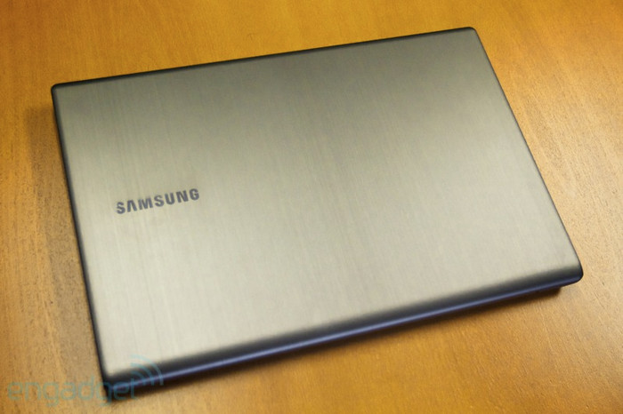 Samsung cho biết dòng laptop này sẽ dùng ổ DVD dạng nuốt đĩa, có hai cổng USB 3.0, một cổng USB 2.0, Ethernet, HDMI, bàn phím có đèn nền. Samsung cho biết dòng laptop này sẽ dùng ổ DVD dạng nuốt đĩa, có hai cổng USB 3.0, một cổng USB 2.0, Ethernet, HDMI, bàn phím có đèn nền.