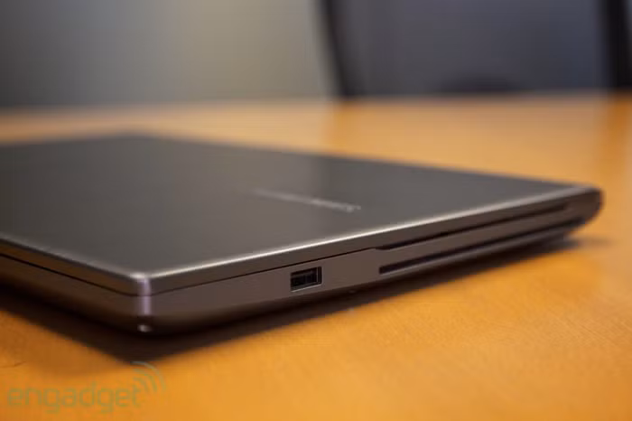 Đây là màn hình chống chói, hiển thị 16 triệu màu và có độ sáng là 300 nit.