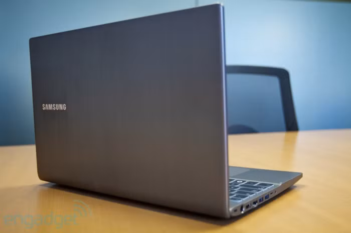 Tất cả những chiếc máy thuộc dòng CHRONOS sẽ được trang bị công nghệ màn hình Superior LCD của Samsung độ phân giải 1600x900.