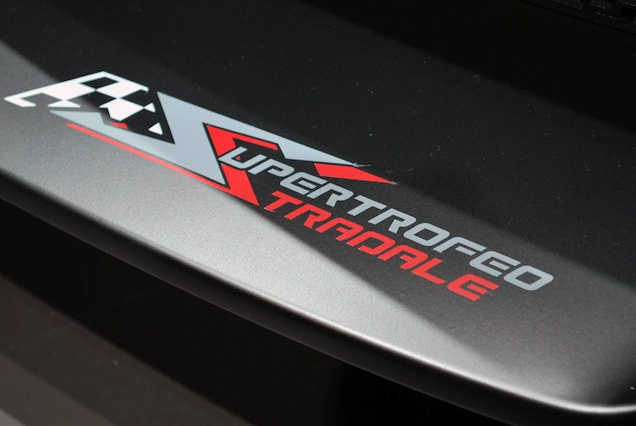 Gallardo Super Trofeo Stradale chia sẻ nhiều nét tương đồng với người anh LP570-4 Blancpain Edition xuất hiện tại Paris Motor Show năm trước, một trong số đó là khối động cơ V10 mạnh mẽ, công suất 570 mã lực cho phép xe có thể tăng tốc từ 0 lên 100km/h trong vòng 3,4 giây và lên tới 200km/h chỉ sau 10,4 giây trước khi đạt vận tốc tối đa là 320km/h.