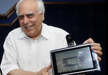 Bộ trưởng Kapil Sibal giới thiệu nguyên mẫu máy tính bảng 35 USD Bộ trưởng Kapil Sibal giới thiệu nguyên mẫu máy tính bảng 35 USD