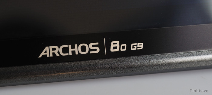80 G9 có 2 phiên bản, 1 dùng ổ cứng 250GB và phiên bản còn lại là flash 8GB. Cá nhân mình khuyên các bạn nên sử dụng bản flash vì máy có sẳn 1 cổng USB phía dưới. Bên cạnh chức năng dùng làm USB 3G (bán với giá 1 triệu cho bản 7,2Mbps trong video) thì nó còn có thể mở rộng ra để đọc USB gắn ngoài. Hơn nữa, Archos còn có khe đọc thẻ microSD nên bạn vẫn có thể bổ sung thêm dung lượng lưu trữ nếu muốn. 80 G9 cũng đã có sẵn cổng HDMI để bạn xuất ra màn hình TV. Nếu thích xem trực tiếp trên máy thì chương trình video đi kèm hỗ trợ khá nhiều định dạng file khác nhau và 80 G9 cũng có 1 chân đế dể dựng máy lên. Nhà sản xuất cho biết viên pin Lithium kèm theo máy sử dụng được 10 tiếng khi duyệt web và 7 tiếng xem video. 80 G9 có 2 phiên bản, 1 dùng ổ cứng 250GB và phiên bản còn lại là flash 8GB. Cá nhân mình khuyên các bạn nên sử dụng bản flash vì máy có sẳn 1 cổng USB phía dưới. Bên cạnh chức năng dùng làm USB 3G (bán với giá 1 triệu cho bản 7,2Mbps trong video) thì nó còn có thể mở rộng ra để đọc USB gắn ngoài. Hơn nữa, Archos còn có khe đọc thẻ microSD nên bạn vẫn có thể bổ sung thêm dung lượng lưu trữ nếu muốn. 80 G9 cũng đã có sẵn cổng HDMI để bạn xuất ra màn hình TV. Nếu thích xem trực tiếp trên máy thì chương trình video đi kèm hỗ trợ khá nhiều định dạng file khác nhau và 80 G9 cũng có 1 chân đế dể dựng máy lên. Nhà sản xuất cho biết viên pin Lithium kèm theo máy sử dụng được 10 tiếng khi duyệt web và 7 tiếng xem video.