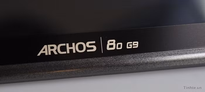 80 G9 có 2 phiên bản, 1 dùng ổ cứng 250GB và phiên bản còn lại là flash 8GB. Cá nhân mình khuyên các bạn nên sử dụng bản flash vì máy có sẳn 1 cổng USB phía dưới. Bên cạnh chức năng dùng làm USB 3G (bán với giá 1 triệu cho bản 7,2Mbps trong video) thì nó còn có thể mở rộng ra để đọc USB gắn ngoài. Hơn nữa, Archos còn có khe đọc thẻ microSD nên bạn vẫn có thể bổ sung thêm dung lượng lưu trữ nếu muốn. 80 G9 cũng đã có sẵn cổng HDMI để bạn xuất ra màn hình TV. Nếu thích xem trực tiếp trên máy thì chương trình video đi kèm hỗ trợ khá nhiều định dạng file khác nhau và 80 G9 cũng có 1 chân đế dể dựng máy lên. Nhà sản xuất cho biết viên pin Lithium kèm theo máy sử dụng được 10 tiếng khi duyệt web và 7 tiếng xem video.